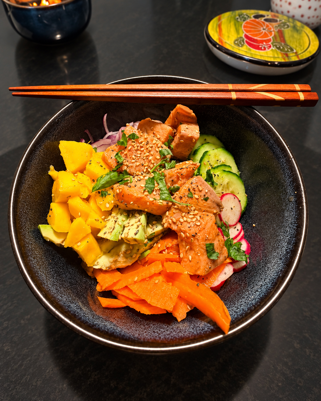 Poke bowl au saumon, avocat, mangue et légumes croquants