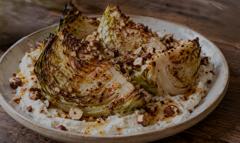 Chou rôti au four avec feta fouettée, miel pimenté et noisettes