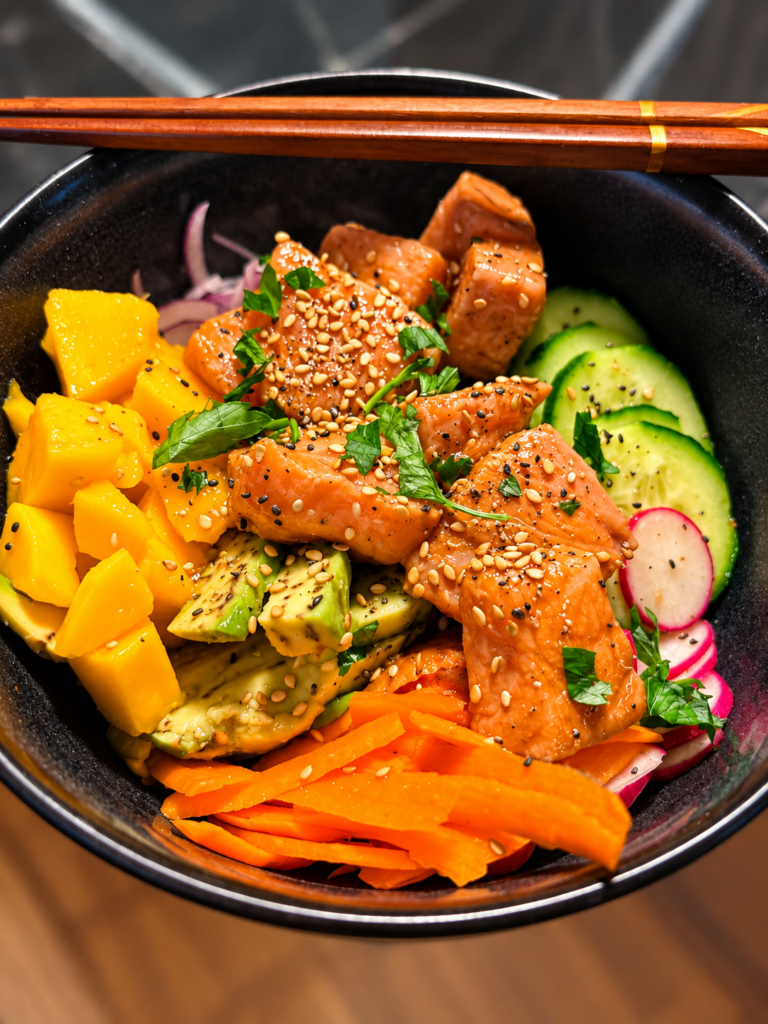 Poke bowl saumon, avocat et mangue